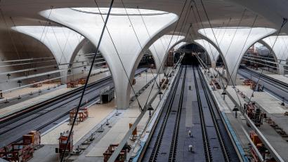 Bild: Christoph Schmidt/dpa
In der Halle des neuen Tiefbahnhofs in Stuttgart soll es auch ohne Klimaanlage kühl bleiben, sagt die Bahn in einem Video. Die Zuschauer sind eher skeptisch. (Archivbild)
