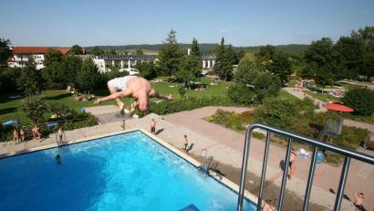 Archivbild: Gerhard Götz
Ein Springer zeigt sein Können im Perschener Freibad.
