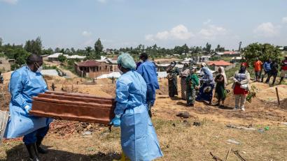 Bild: Moses Sawasawa/AP/dpa
Verstorbene Ebola-Patienten sind hochansteckend und müssen unter besonderen Sicherheitsvorkehrungen beigesetzt werden. (Archivbild)