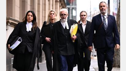 Bild: Joel Carrett/AAP/dpa
Im Fall einer wegen dreifachen Mordes mit Giftpilzen zu lebenslanger Haft verurteilten Frau hat in Australien die Berufungsverhandlung begonnen. Die Anwälte (Bild) beanstanden Verfahrensfehler.