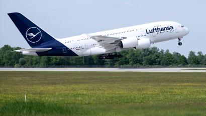 Bild: Sven Hoppe/dpa
Eine A380 setzte am Montagabend zu früh auf (Archivbild).