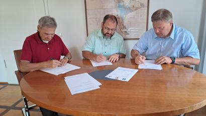 Bild: Josef Popp
Von links: 2. Bürgermeister Josef Weinfurtner (Rieden), 1. Bürgermeister Daniel Sandner (Schmidmühlen) und 1. Bürgermeister Stefan Braun (Kastl).