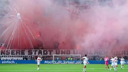 Bild: Uwe Anspach/dpa
Eintracht Frankfurt ist wegen der Vorfälle beim Bundesligaspiel gegen den VfB Stuttgart mit einer hohen Geldstrafe belegt worden. (Archivbild)