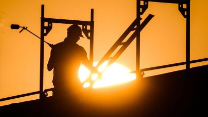 Bild: Julian Stratenschulte/dpa/dpa-tmn
Für jemanden auf einem Gerüst könne nachlassende Konzentration schwerwiegende Folgen haben, so DGUV-Hauptgeschäftsführer Fasshauer. (Symbolbild)
