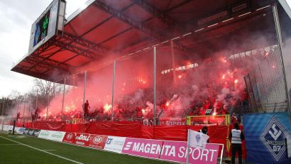Bild: Michael Deines/dpa
Zwischen dem Waldhof und Kaiserslautern geht es auch auf den Rängen hoch her.