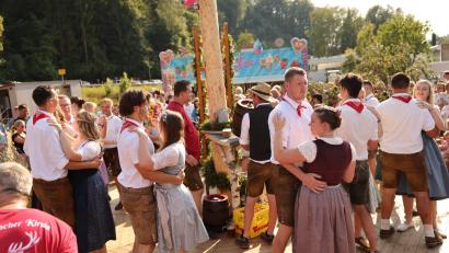 Bild: Jürgen Leißner
Bei hochsommerlichen Temperaturen hielten die Hirschbacher Kirwapaare durch.