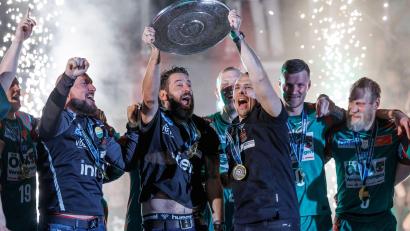Bild: Andreas Gora/dpa
Meistertrainer Bennet Wiegert (m) möchte mit dem SC Magdeburg endlich auch den Supercup gewinnen. (Archivbild)