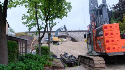 Bild: Robert Dotzauer
Den Brückenneubau der Deutschen Bahn in Vorbach nutzt der Wasserzweckverband, in der Unterführung eine neue Hauptwasserleitung zu verlegen.