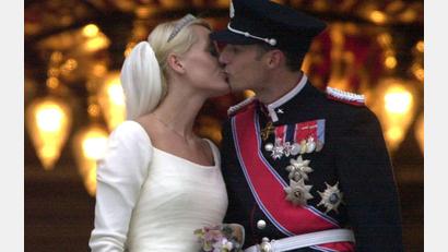Bild: Martin Athenstädt / dpa
Märchenhochzeit in Norwegen: Vor 25 Jahren heirateten Kronprinz Haakon und Mette-Marit. (Archivbild)