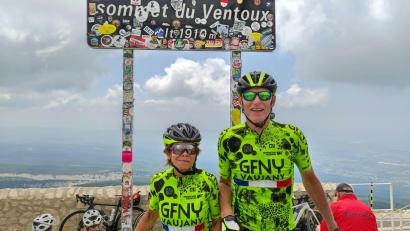 Bild: Hözl
Theresia Meier und Albert Hölzl auf dem Gipfel des Mount Ventoux. Die Fahrt auf den "Riesen der Provence" war für die beiden vor einigen Jahren ein weiterer Beweis, dass da noch viel geht.