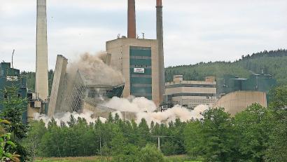 Archivbild: Christl Schemm
Mit dem Abriss der Kraftwerksanlagen endete die Geschichte der Stromerzeugung in Arzberg. Am 1. September 2006 fielen die Kühltürme und das Kesselhaus eins.