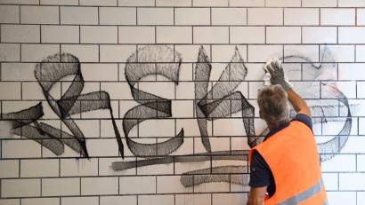 Bild: Klaus-Dietmar Gabbert/dpa
Die Deutsche Bahn setzt seit einigen Wochen mobile Handwerkerteams ein, die sich auch um die Beseitigung von Graffiti in Bahnhöfen kümmern sollen. (Archivbild)