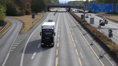 Bild: Sascha Thelen/dpa
Fast alle Bundesländer haben das Fahrverbot für Lkw an Sonn- und Feiertagen vorübergehend aufgehoben.