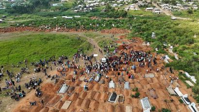 Bild: -/XinHua/dpa
Fast jeder zweite der mehr als 5.000 Ebola-Patienten ist an der gefährlichen Fieberkrankheit gestorben. (Archivbild)