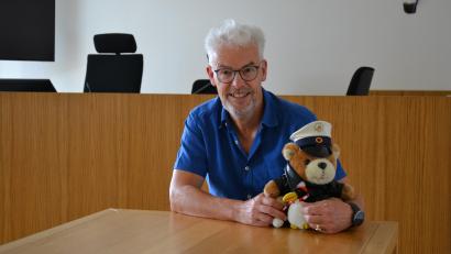 Bild: as
Der Polizeiteddy und Pinguin Bobo waren für Familienrichter Peter Neuner oft wertvolle Eisbrecher, um ins Gespräch mit Kindern zu kommen, wenn es um ihr Wohl und das Sorgerecht ging. Die beiden Stofftiere nimmt er Ende August mit in den Ruhestand.