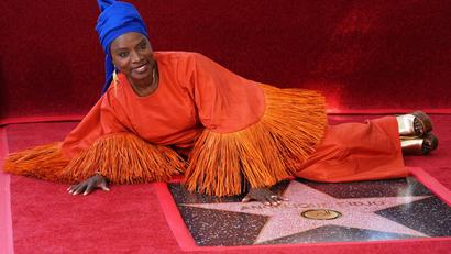Bild: Chris Pizzello/Invision/AP/dpa
Angelique Kidjo erhält als erste Musikerin aus Akrika diese Ehre.