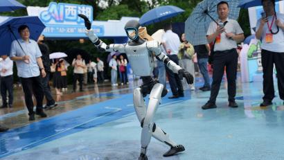 Bild: Han Chuanhao/XinHua/dpa
Ein von Unitree entwickelter Roboter führt einen Tanz vor. (Archivbild)