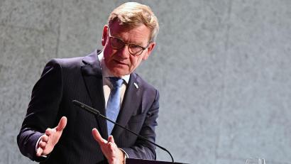 Bild: Lilli Förter/dpa
Klar in der Kritik, zögerlich bei den Konsequenzen: Der Außenminister bewertet in der Schweiz die Äußerungen des israelischen Polizeiministers.