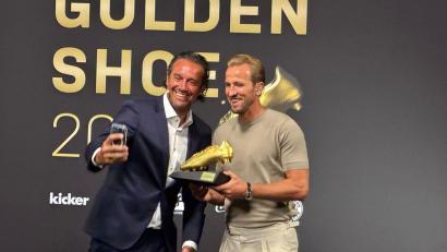 Bild: Christoph Lother/dpa
Hatten Spaß bei der Verleihung des Goldenen Schuh: Preisträger Harry Kane (rechts) und Laudator Luca Toni.