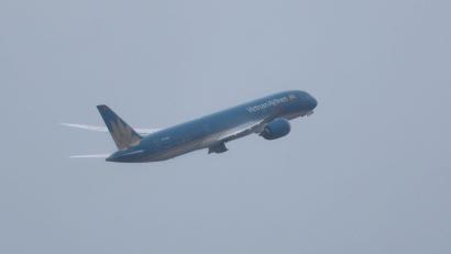 Bild: Karl-Josef Hildenbrand/dpa
Erste Probleme bei der fast verunglückten Maschine von Vietnam Airlines offenbarten sich wohl schon auf dem Weg übers Rollfeld.