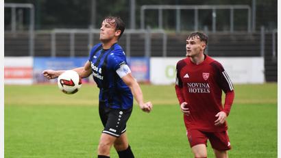 Bild: Büttner
Auf die SpVgg SV Weiden (links Felix Behnke im Spiel gegen den TSV Kornburg) kommen kräfteraubende Tage zu. Eine Verlegung des Punktspiels in Hof ist vom Tisch.