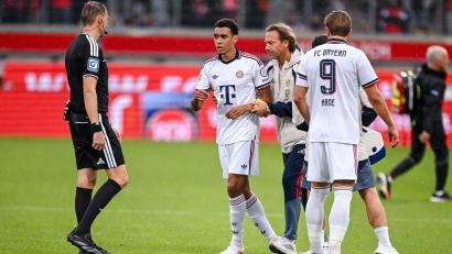 Bild: Harry Langer/DeFodi/dpa/dpa
Musste nach wenigen Minuten wieder vom Feld: Jamal Musiala (M.).