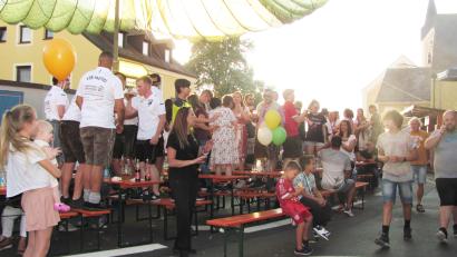 Archivbild: Eva Seifried
Wenn die Partybands aufspielen, steigt immer die Stimmung beim Manteler Bürgerfest.