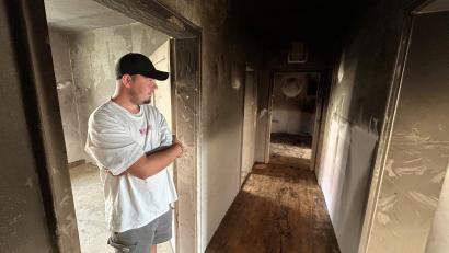Bild: ck
Der Wohnungsbrand in Vohenstrauß in der Nacht zum 2. August wurde vermutlich von einem Mikrowellengerät ausgelöst. Das Ergebnis des Gutachtens steht noch aus. Markus Heide ist aktiver Feuerwehrmann und hat sofort seine Lebensgefährtin und die kleine Tochter in Sicherheit gebracht.