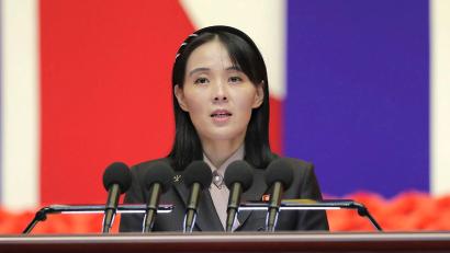 Bild: 朝鮮通信社/KCNA via KNS/AP/dpa
Kim Yo Jong, Schwester des nordkoreanischen Machthabers Kim Jong Un, hat die reduzierten Militärübungen der US-südkoreanischen Streitkräfte scharf kritisiert. (Archivbild)