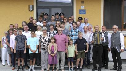 Bild: Josef Böhm
Seinen 80. Geburtstag feierte Metzgermeister Matthias Pirzer (vorne Mitte) zusammen mit Ehefrau Anneliese (links daneben), Kindern, Enkelkindern, Geistlichen, Bürgermeister, Vereinsvertretern und Freunden. Der „Murachtaler Dreigesang“ (rechts) begleitete die Geburtstagsfeier mit schönen, bodenständigen Liedern.