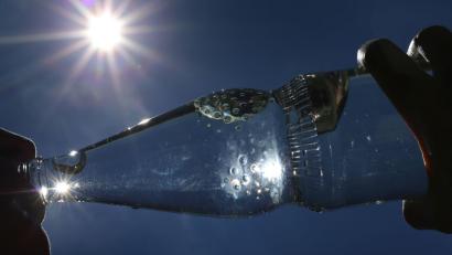 Symbolbild: Karl-Josef Hildenbrand/dpa
Bei der Hitze der vergangenen Wochen tat ein kräftiger Schluck aus der Mineralwasserflasche gut.