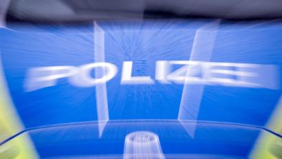 Bild: Soeren Stache/dpa
Die Polizei ist wegen eines mutmaßlichen Raubüberfalls auf einen Geldtransporter nach Lankwitz ausgerückt. (Symbolbild)