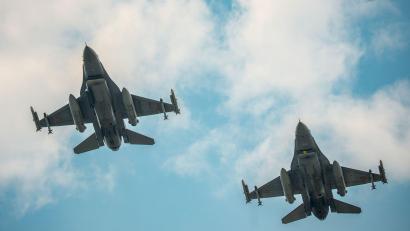 Bild: Vadim Ghirda/AP/dpa
Nahe einer Gasförder-Plattform im Schwarzen Meer haben zwei rumänische Kampfjets eine Seedrohne ausgeschaltet. (Archivbild)