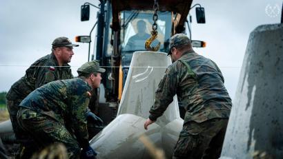 Bild: ---/Polnische Streitkräfte/dpa
Die Bundeswehr hilft bei der Befestigung von Polens Ostgrenze. (Archivfoto)
