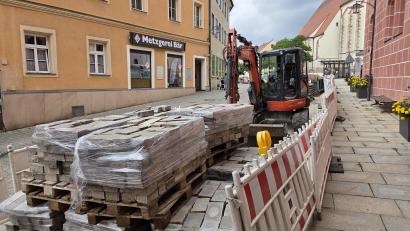 Bild: Tobias Gräf
Der Bereich vor dem Rathaus dient aktuell als Lagerfläche für Pflastersteine und Baumaschinen.