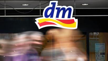Bild: Uli Deck/dpa
dm bietet Gesundheitsdienstleistungen an. (Archivbild)