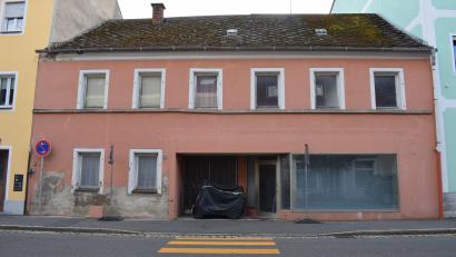 Bild: szl
Das Braunschläger-Gebäude steht seit 21 Jahren leer. Die Stadt hat die Pläne für eine Tagespflegeeinrichtung dort verworfen und sucht nun nach einer Nutzung für das Anwesen.