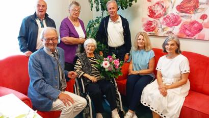 Bild: Oswald Zintl
Im Bild von links zweiter Bürgermeister Helmut Härtl, dahinter der Seniorenbeauftragte Gerhard Weber, Jubilarin Margot Brendel, dahinter Martha Kuhbandner, Neffe Norbert Sauer und dessen Lebensgefährtin Eveline Wolf sowie Natalja Kiel vom Senioren-Servicehaus.