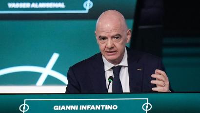 Bild: Darryl Dyck/The Canadian Press/AP/dpa
Wird jetzt auch von Fan-Vereinigungen massiv angegangen: Gianni Infantino. (Archivbild)