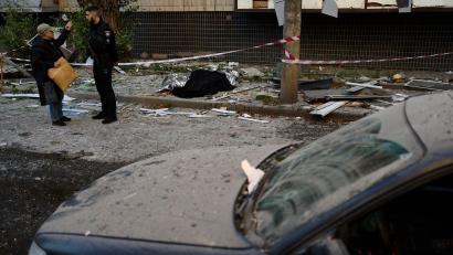 Bild: Francisco Seco/AP/dpa
Die ukrainischen Behörden meldeten viele Tote und Verletzte nach russischen Angriffen auf die Hauptstadt Kiew.