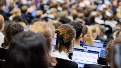 Bild: Rolf Vennenbernd/Deutsche Presse-Agentur GmbH/dpa
Junge Frauen beenden ihr Bachelor-Studium häufiger nach acht Semestern als junge Männer. (Symbolbild)