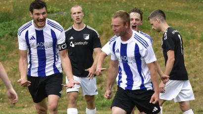Bild: Hans Mark
Der 1. FC Schmidgaden (gestreifte Trikots) empfängt am Sonntag die DJK Dürnsricht-Wolfring zum Derby.