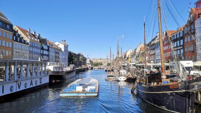 Bild: Francoise Hauser/dpa-tmn
So idyllisch: Der „Nyhavn“ in der dänischen Hauptstadt Kopenhagen ist bei Touristen beliebt. (Archivbild)