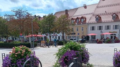 Bild: as
Die Fahrradstellplätze bei der Sparkasse, im Hintergrund zwei Radfahrer. Bei diesen ist der Marktplatz besonders an schönen Tagen ein beliebtes Ausflugsziel.