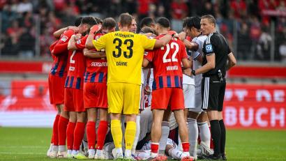 Bild: Harry Langer/DeFodi/dpa/dpa
Wie schon gegen Leipzig musste Jamal Musiala behandelt werden.