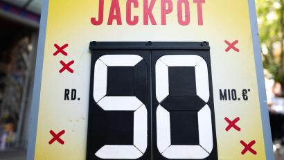 Bild: Florian Wiegand/dpa
Gleich drei Gewinner teilen sich den mit 50 Millionen Euro gefüllten Lotto-Jackpot. (Symbolbild)
