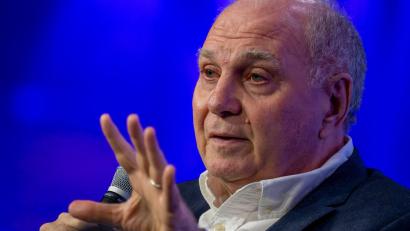 Bild: Peter Kneffel/dpa
Uli Hoeneß kritisiert Gianni Infantino scharf. (Archivfoto)