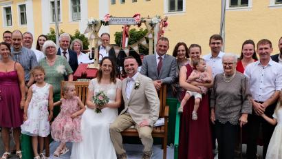 Bild: Fred Lehner
Ungewöhnliches Hochzeitsgefährt: Katja Lindner und Marco Schönberger kamen mit dem Traktor zu ihrer standesamtlichen Trauung im Alten Pflegschloss.