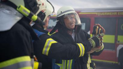 Bild: Katharina Kausche/dpa pool/dpa
Bundesinnenminister Alexander Dobrindt (CSU) versucht sich als Feuerwehrmann.