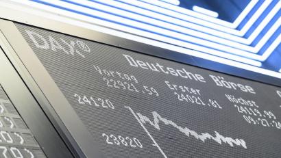 Symbolbild: Hannes P Albert/dpa
Viele Menschen legen Geld an der Börse an, besonders beliebt: börsengehandelte Indexfonds, sogenannte ETFs.
